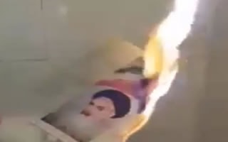 إحراق صورة خميني في المدن الإيرانية ، يناير ٢٠١٨