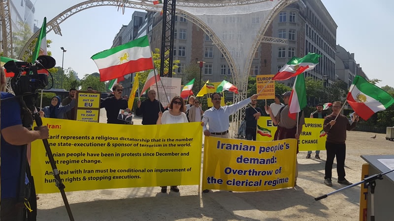 تجمع أنصار المقاومة الإيرانية احتجاجاً على حضور جواد ظريف في بروكسل