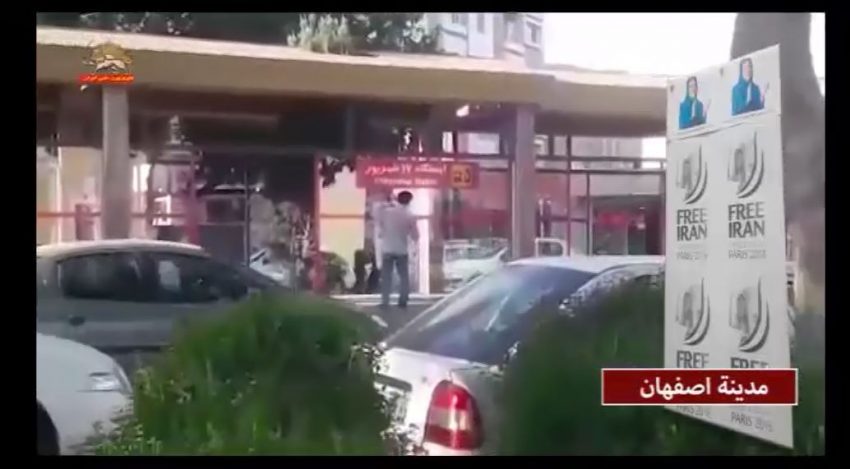 معاقل العصيان تلصق بوسترات وسط مدينة اصفهان تخص المؤتمر السنوي العام للمقاومة الايرانية 2018