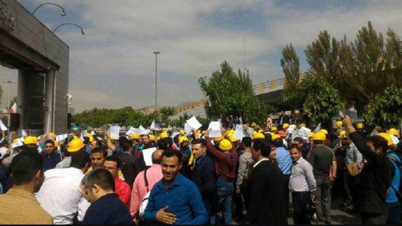 تجمع إحتجاجي لمشغلي محطات الجهد العالي في جميع أنحاء البلاد أمام وزارة الطاقة-min