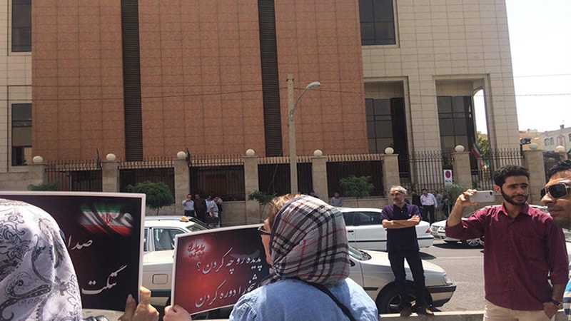 تجمع إجتجاجي للمنهوبة أموالهم من قبل مؤسسة ”بديده شانديز” أمام محكمة العدل الإدارية
