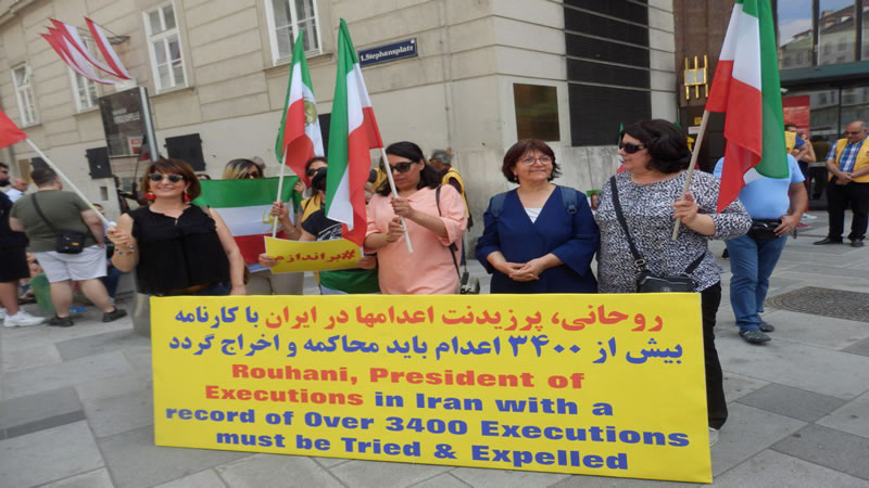 إيرانيون يتظاهرون أمام مقر روحاني بفيينا ويطالبون باعتقاله