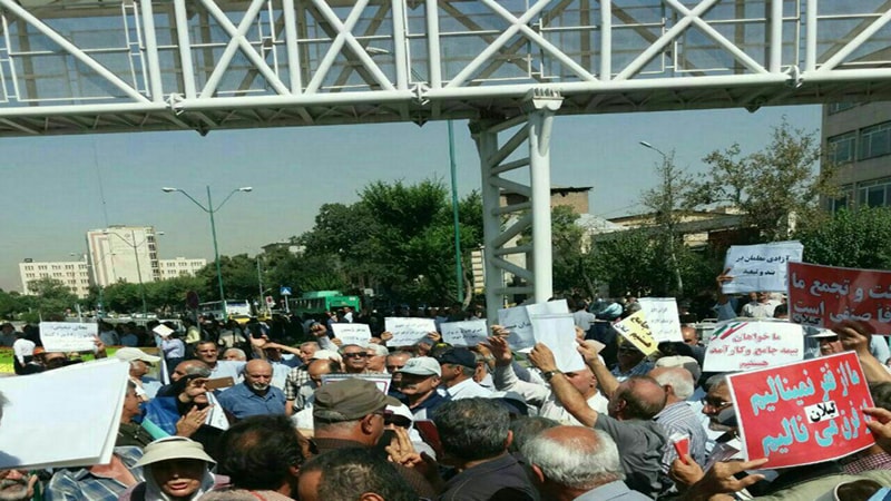 احتجاج كوادر تدريسية أمام مبنى شورى النظام-