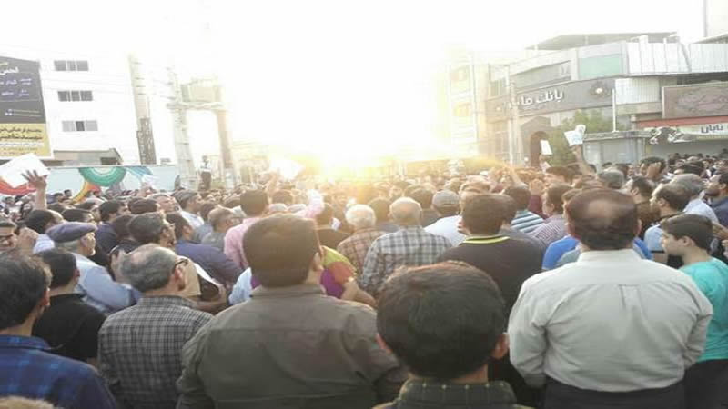 تظاهرة أهالي برازجان ضد النظام الإيراني بسبب شح مياه الشرب