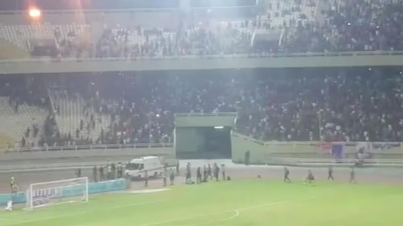 إشتباك بين المتفرجين ووكلاء النظام في ملعب الغدير في الأهواز في مباراة برسبوليس وإستقلالخوزستان