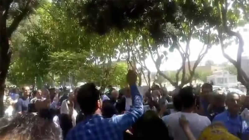 طهران ...مظاهرات المواطنين أمام مجلس شورى إحتجاجا علي خسران حصة ايران في بحر خزر” قزوين”