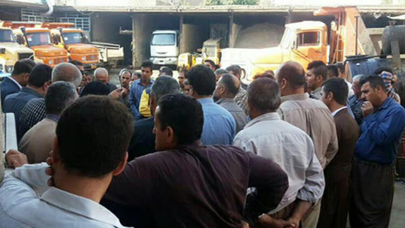 عمال بلدية مدينة سردشت يحتجون على عدم صرف رواتبهم المتأخرة
