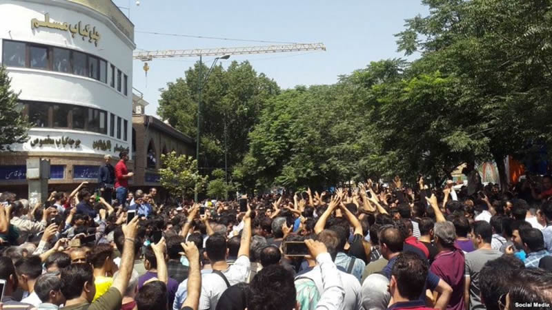 إنطلقت مظاهرات طهران الليلية من حديقة الطالب مع شعار”إيراني صاحب النخوة قم إدعم ”-