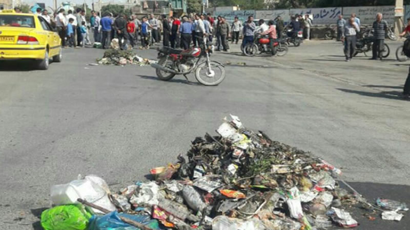 إغلاق شارعا في مدينة تاكستان احتجاجاً على مكب النفايات من قبل البلدية في اماكن إقامة المواطنين-min