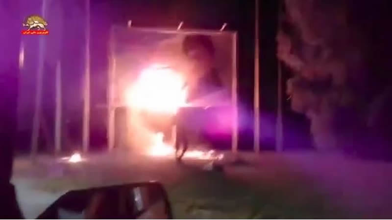أحكام بالنفي والحبس تتراوح أنصارمجاهدي خلق بسبب إضرام النارصورخميني وخامنئي