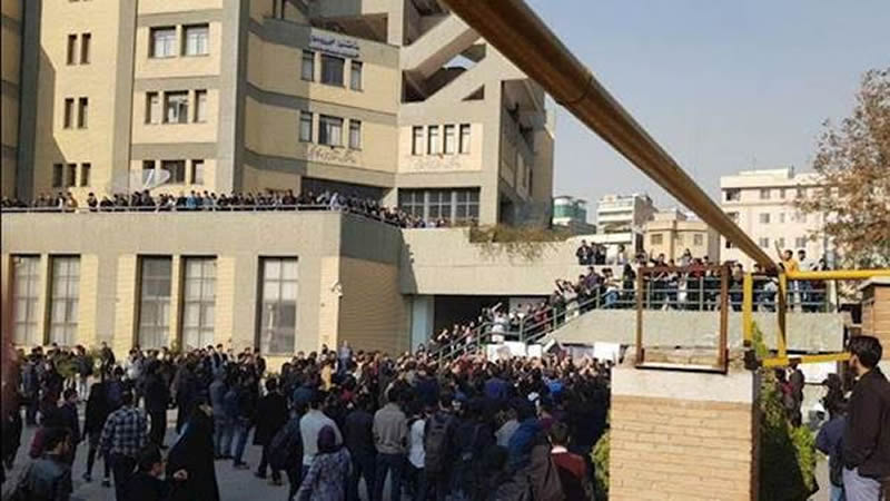 احتجاجات الطلاب في مختلف الجامعات في طهران وسائر مناطق إيران