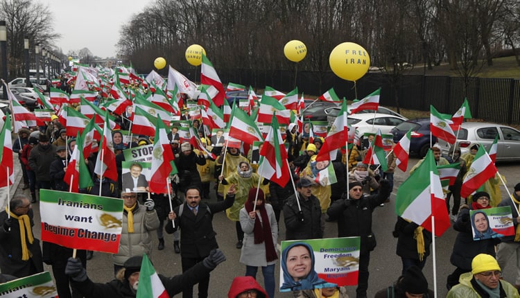 مؤيدي منظمة مجاهدي خلق الإيرانية في وارسو دقوا جرس تغيير النظام