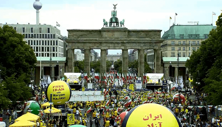 تظاهرة حاشدة للجالية الإيرانية في برلين
