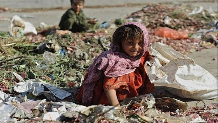 إيران ..العبودية الحديثة.. مأساة أطفال القمامة تتزايد في ظل نظام الملالي