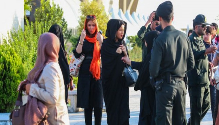 23 امرأة يعتقلن في حفلة ضيافة بمدينة مشهد بذريعة ارتدائهن ملابس غير مناسبة
