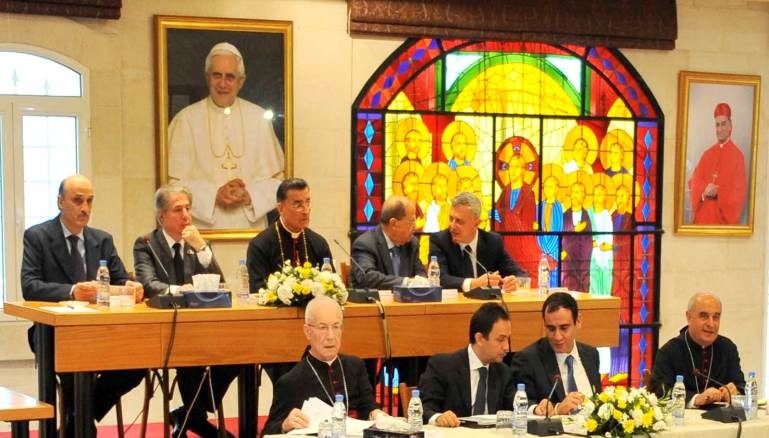 زعيم المسيحيين اللبنانيين يدعو الحكومة إلى تلبية مطالب المحتجين