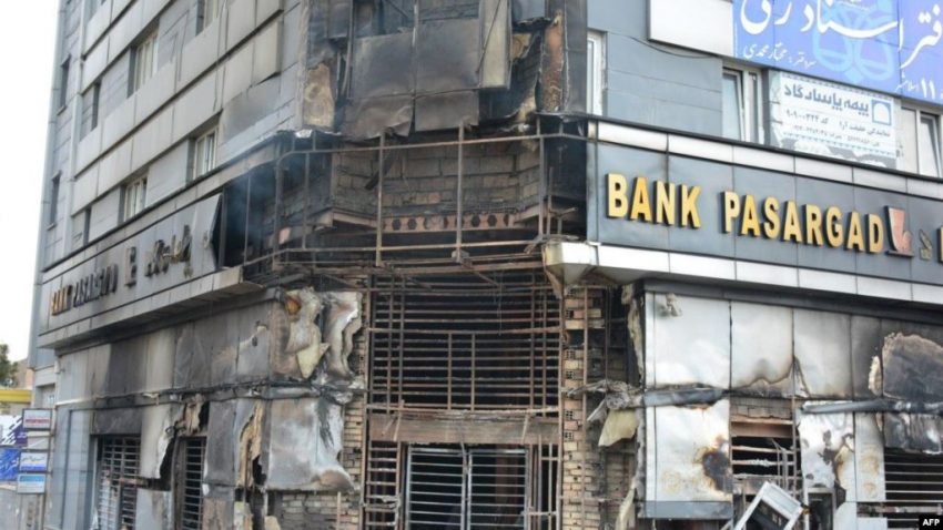 لماذا تحترق البنوك في نيران الانتفاضة؟