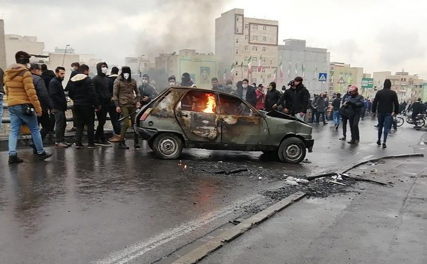 احتجاجات إيران.. الحرس الثوري يهدد بـ"رد حاسم وثوري"