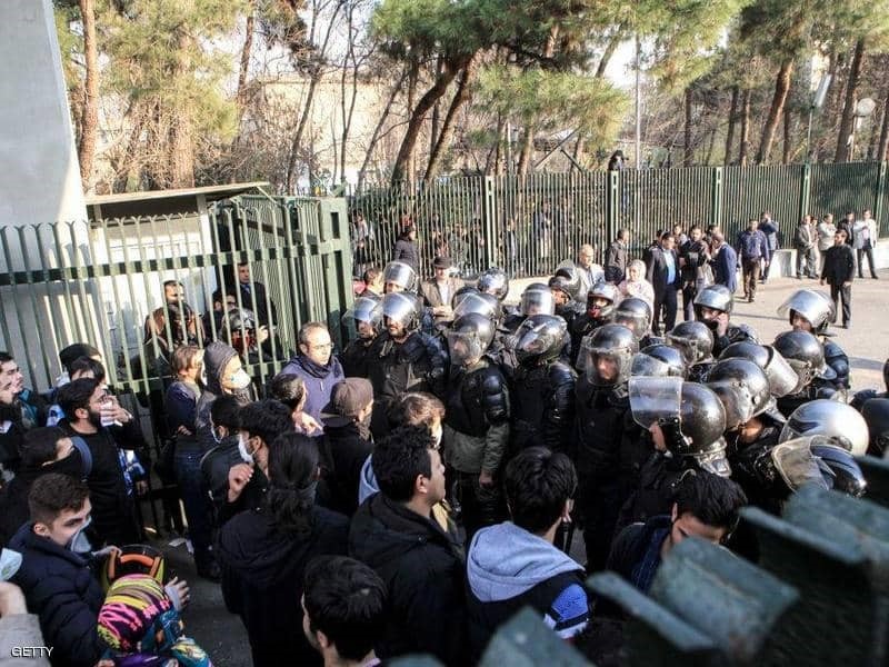 إيران تشتعل.. حرق مصرف في بهبهان ومطالب بإسقاط المرشد
