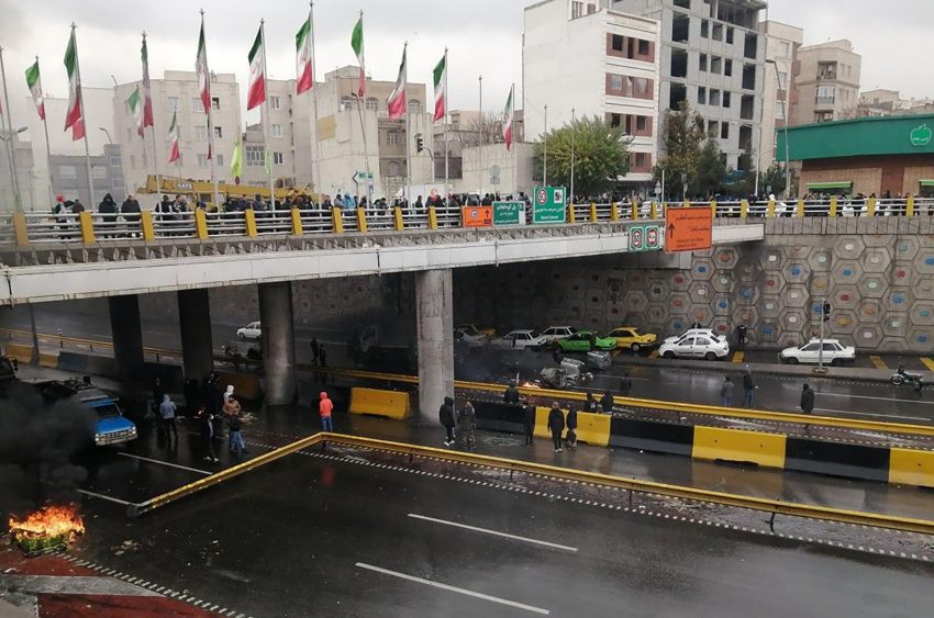 احتجاجات إيران.. الحرس الثوري يهدد بـ"رد حاسم وثوري"