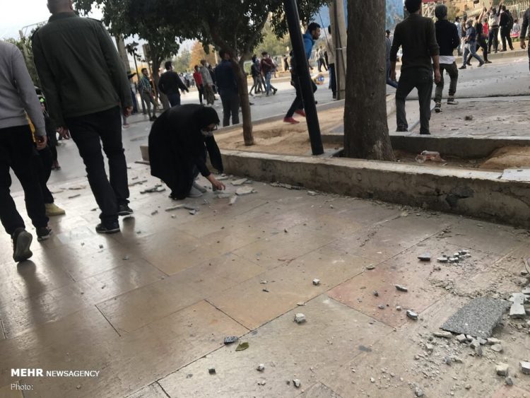 مشاركة ما لا يقل عن 5200 امرأة في 3 أيام من انتفاضة إيران في 100 مدينة