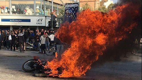 القبضة المشدودة للشعب الإيراني ضد خامنئي ونظامه الديكتاتوري