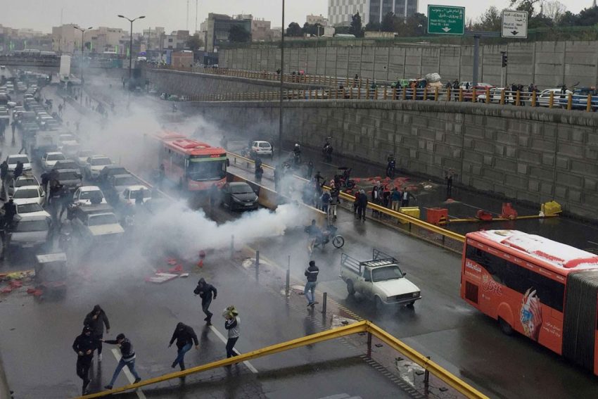 اليوم السادس من الانتفاضة يشهد اشتباكات بين الشباب المنتفضين وقوات الشرطة في حي طهران بارس