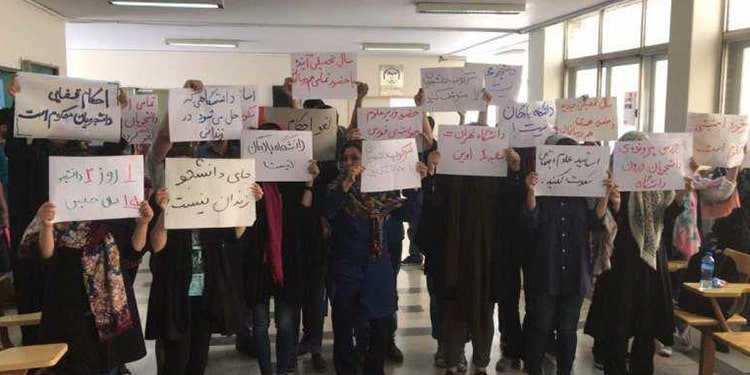 اعتقال 50 من طلاب جامعة طهران بعد مشاركتهم في انتفاضة إيران