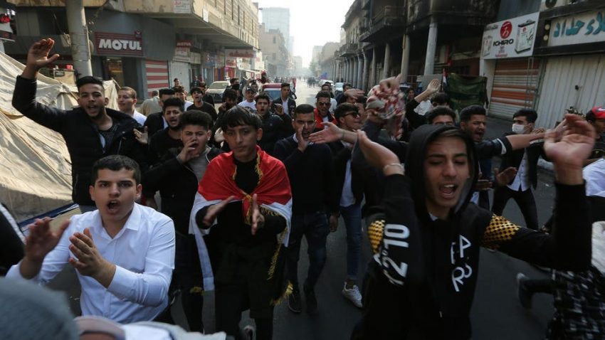 آلاف الطلبة في ساحات بغداد.. والبصرة تدخل حالة الإنذار