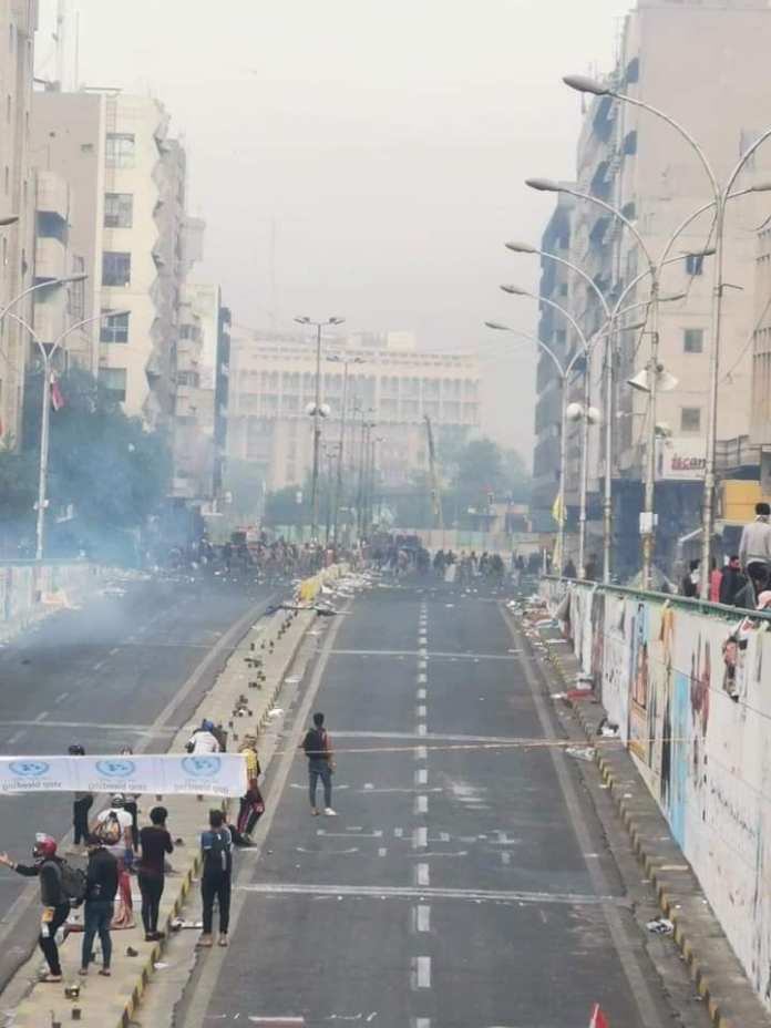 رغم قنابل الغاز المكثفة متظاهري ساحة التحرير يواصلون الاعتصام