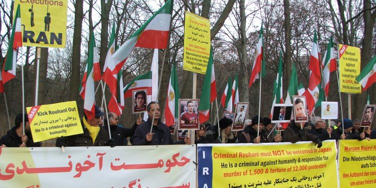 تظاهر الإيرانيون في برلين يوم الخمیس ۱۹دیسمبر۲۰۱۹ أمام السفارة اليابانية في ألمانيا للاحتجاج على الزيارة المبرمجة لليابان التي قام بها رئيس الملالي حسن روحاني المقرر يوم الجمعة 20 ديسمبر.