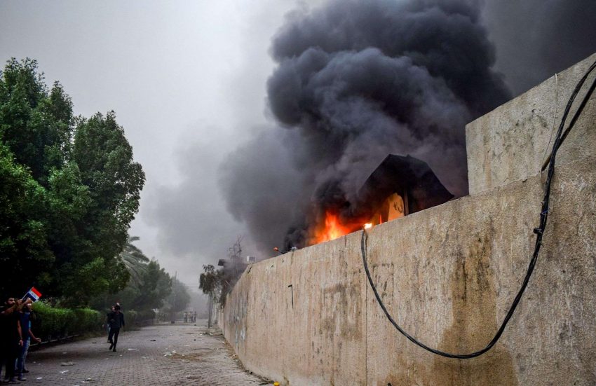 متظاهرون يحرقون مقرات أحزاب موالية لإيران في العراق