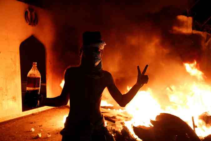 متظاهرون يتحدون وعيد إيران بإحراق قنصليتها في النجف للمرة الثانية