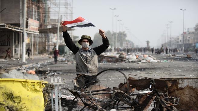 متظاهرون عراقيون يحرقون مقرات لمليشيات وأحزاب في ذي قار