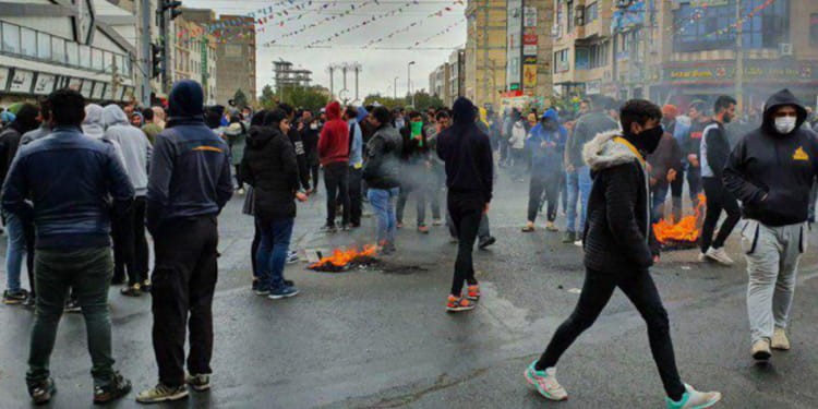 خامنئي المجرم یصدر الأوامر بقتل الشباب الثائر في المدن الإيرانية.