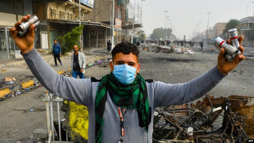 تتعامل مع قنابل الغاز.. "فرق خاصة" بين المتظاهرين العراقيين