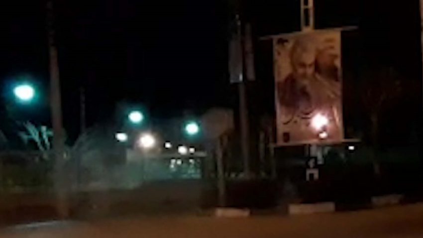 إيران: إشعال النار في ملصقات سليماني وقاعدة للبسيج في خضم مسرحيات النظام 