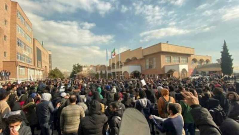 ثالث يوم للانتفاضة في إيران الطلاب في جامعة شريف يهتفون «قتلوا النخبة واستبدلوهم بالملالي»