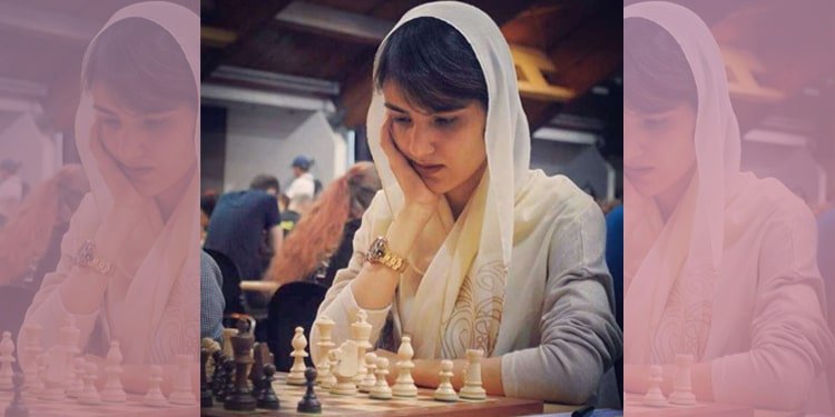 بطلة الشطرنج للنساء الإيرانيات تطرد من المنتخب الوطني بسبب رفضها الحجاب القسري