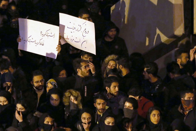 طهران تنتفض ضد النظام: تمزيق صور قاسم سليماني