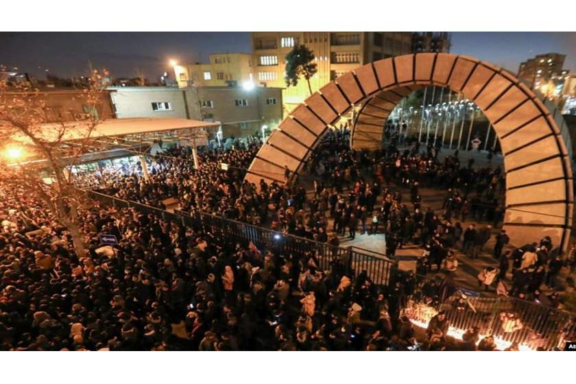 التظاهرات تتصاعد في إيران.. والمتظاهرون يهتفون: "عدونا هنا وليس أمريكا"