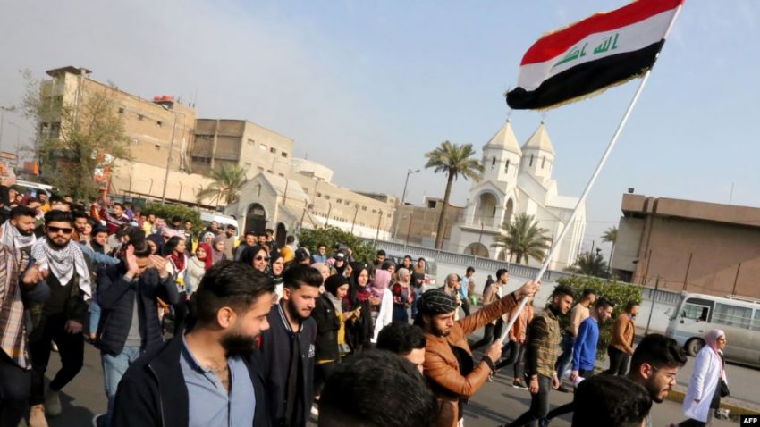 العراق.. إطلاق نار وحالات اختناق في الناصرية وتظاهرات في بغداد
