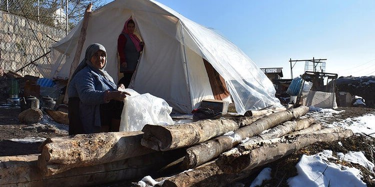 ترك النساء المنكوبات بالزلزال في البرد بعد شهرين من وقوع الزلزال