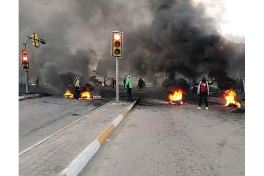 متظاهرو الناصرية.. يواصلون الإضراب عن العمل وقطع الجسور