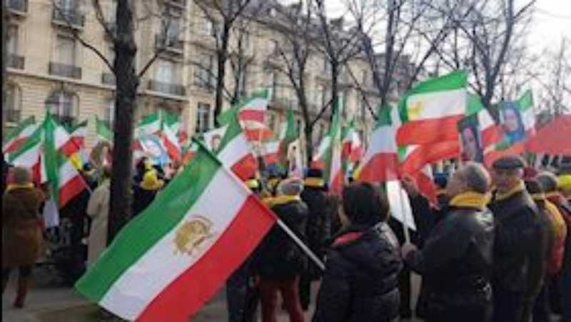 فرنسا ..إيرانيون يتظاهرون في باريس: "لا الشاه ولا خامنئي فليسقط الظالم"