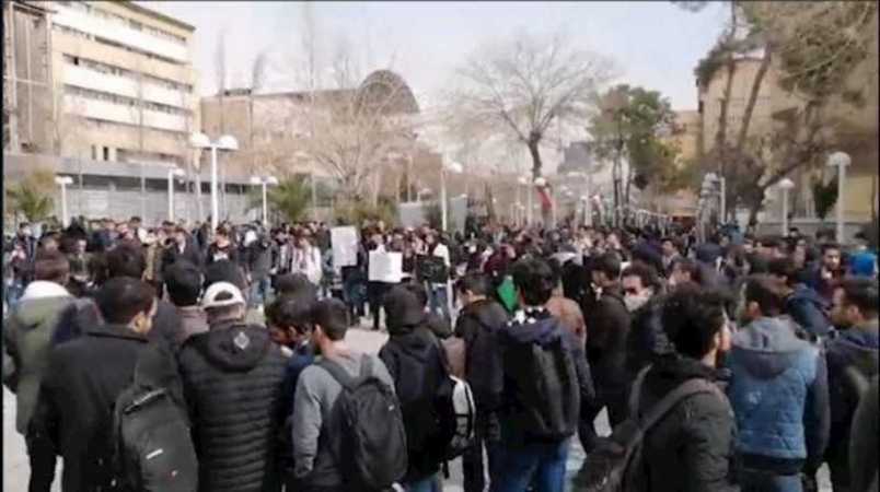 إيران.. تظاهرة احتجاجية طلابية في طهران ضد النظام الإيراني