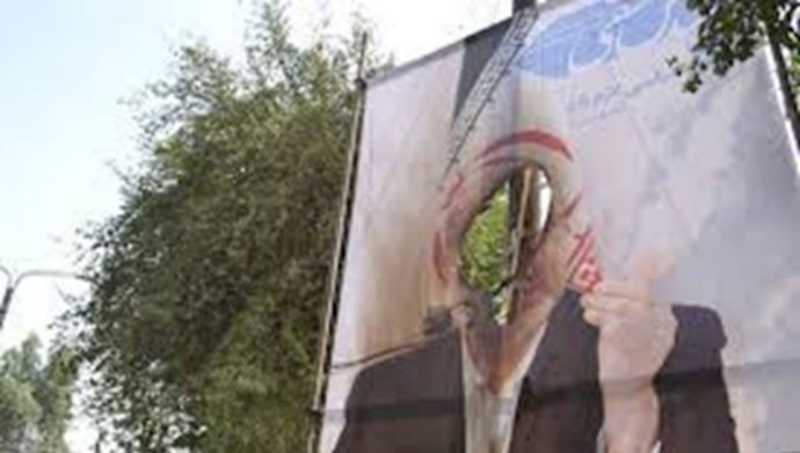 حرق وتمزيق لافتات مرشحي الانتخابات في المدن الإيرانية
