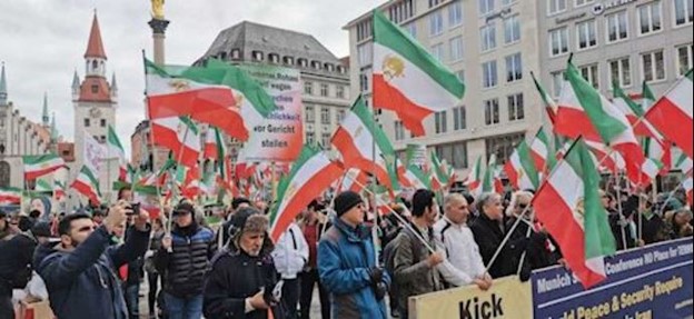 إيرانيون يتظاهرون أمام مؤتمر ميونيخ احتجاجًا على تواجد ”جواد ظريف“