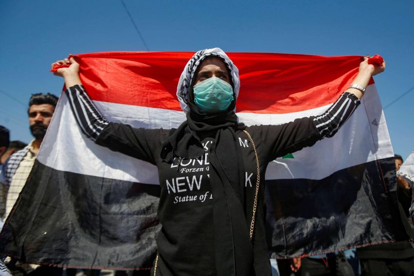 المحتجون في العراق يواجهون عودة العنف المفرط مقتل 3 متظاهرين وجرح العشرات في مصادمات مع قوات الامن بساحة الخلاني ببغداد في تجدد لأعمال العنف