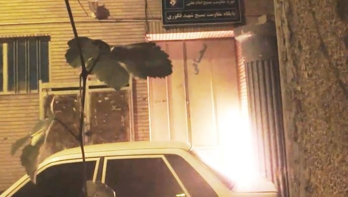 • شباب الانتفاضة يضرمون النار في مراكز قمع النظام ورموزه